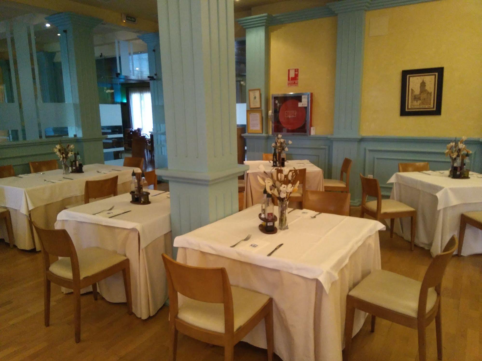 Hotel Fuente Las Piedras Кабра Экстерьер фото