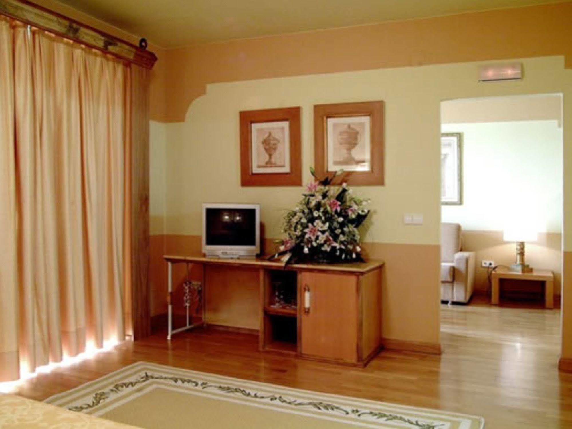 Hotel Fuente Las Piedras Кабра Экстерьер фото